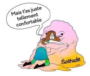 Une femme lové dans un gros nuage rose et jaune symbolisant la solitude et qui lui murmure  :  tu es tellement confortable ! 
